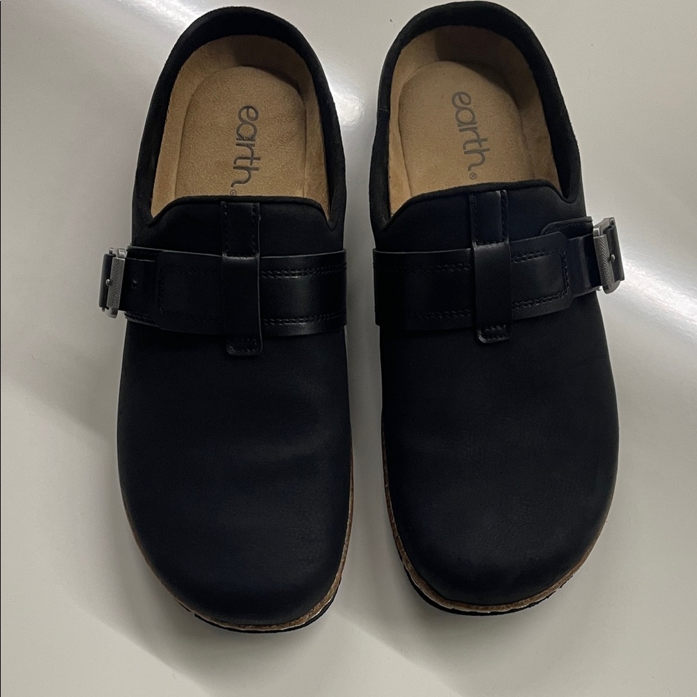 Earth women’s Black Slip-On Loafers